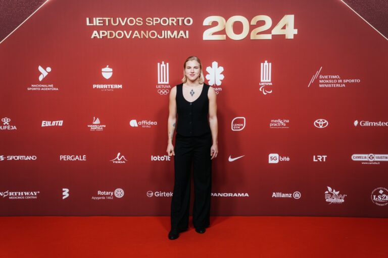 Finišai visi pasiekti, rekordai pagerinti, medaliai iškovoti, tad belieka išsirinkti gražiausią suknelę ar kostiumą bei žengti raudonuoju kilimu.