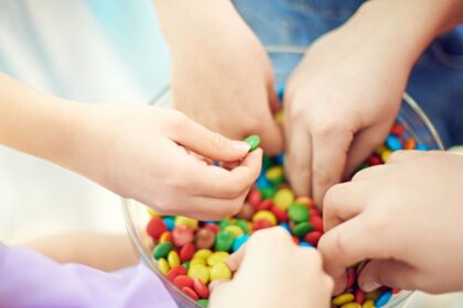 Jeigu vis dar svarstote, ar leisti savo atžaloms valgyti saldumynus, privalėsite įvertinti ne tik visas galimas pasekmes, bet ir tai, kad izoliuotis nuo jų – neįmanoma.