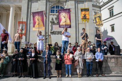 Vilniaus miesto apylinkės teismas pirmadienį kaltu dėl smurtavimo prieš Lietuvos šeimų sąjūdžio organizuoto susirinkimo dalyvius pripažino vasarą vykusių LGBTIQ eitynių dalyvį Lauryną Laurinavičių.