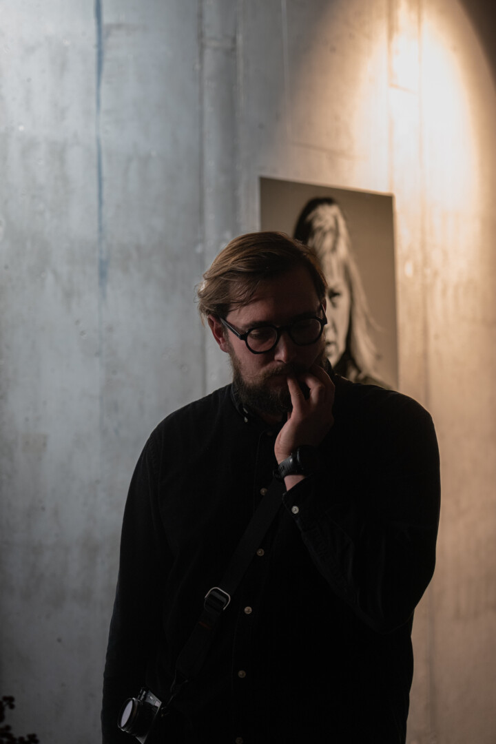 Apžiūrėti parodą Arvydas Gudas lankytojus ragina vakare, kai saulė nusileidusi – tada fotografijų šviesos žaismas pasiekia savo pilnatvę. N. BALČIŪNO nuotr.