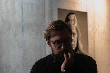 Panevėžio Skaistakalnio parke įkurtame kūrybiškumo centre „Pragiedruliai“ eksponuojama fotografo, scenografo, kostiumų dailininko ir grafiko Arvydo Gudo fotografijų paroda „Tempas“ atveria Juozo Miltinio dramos teatro užkulisius.