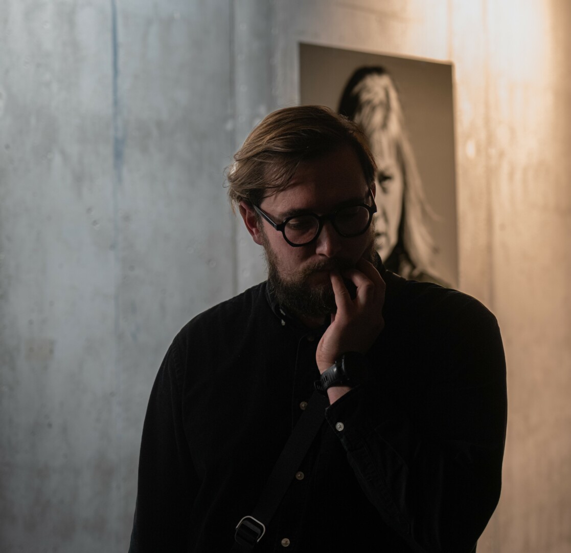 Panevėžio Skaistakalnio parke įkurtame kūrybiškumo centre „Pragiedruliai“ eksponuojama fotografo, scenografo, kostiumų dailininko ir grafiko Arvydo Gudo fotografijų paroda „Tempas“ atveria Juozo Miltinio dramos teatro užkulisius.