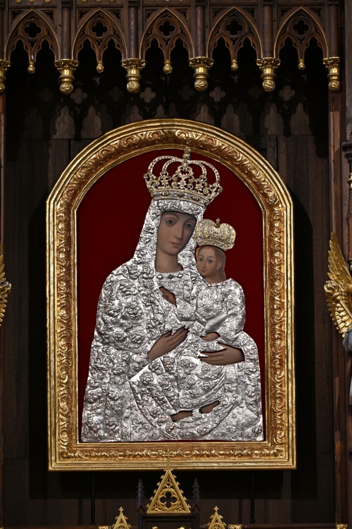 Krekenavos Švč. Mergelės Marijos Ėmimo į dangųmažosios bazilikos didžiojo altoriaus stebuklingasis paveikslas „Švč. Mergelė Marija su Vaikeliu Jėzumi“. Aliejus, medis (pušies plokštė), 172x111 cm. 2016–2021 m. atlikti paveikslo tyrimai rodo, kad jis nutapytas Lietuvoje XVII a. pagal senus garbinamus Dievo Motinos ikonų prototipus iš Romos ir Čenstakavos šventovių. XVII a. antroje pusėje papuoštas Vilniaus auksakalių gildijos pagamintais sidabro apdarais. G. KARTANO nuotr. 