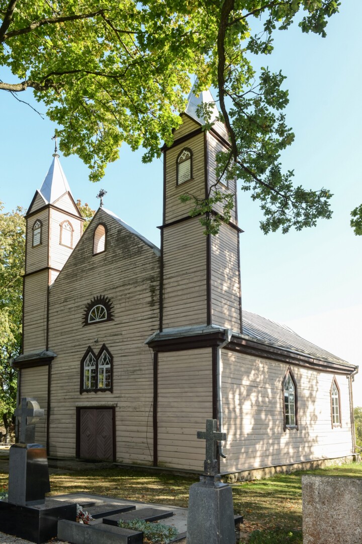 Vadaktėlių Šv. Jono Nepomuko bažnyčia. Koplyčia minima nuo XVII a. pabaigos. 1773 m. jos perstatymą fundavo pirmasis šių žemių valdytojas Kuršo kunigaikštis, Lenkijos ir Lietuvos kariuomenės pulkininkas Peteris fon Bironas. XIX a. antroje pusėje bažnyčią prižiūrėjo dvaro savininkai Kopanskiai. 1902–1905 m. čia kunigavo Juozas Tumas-Vaižgantas. Dabartinį vaizdą įgavo 1910 m. Bažnyčia turi neogotikos (bokštuose) ir liaudies architektūros bruožų. G. KARTANO nuotr.
