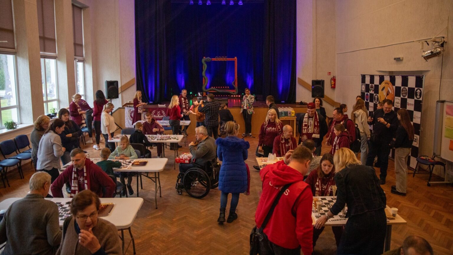 Ėriškiuose prie šaškių lentų savaitgalį virė azartiškos ir gardžios kovos.