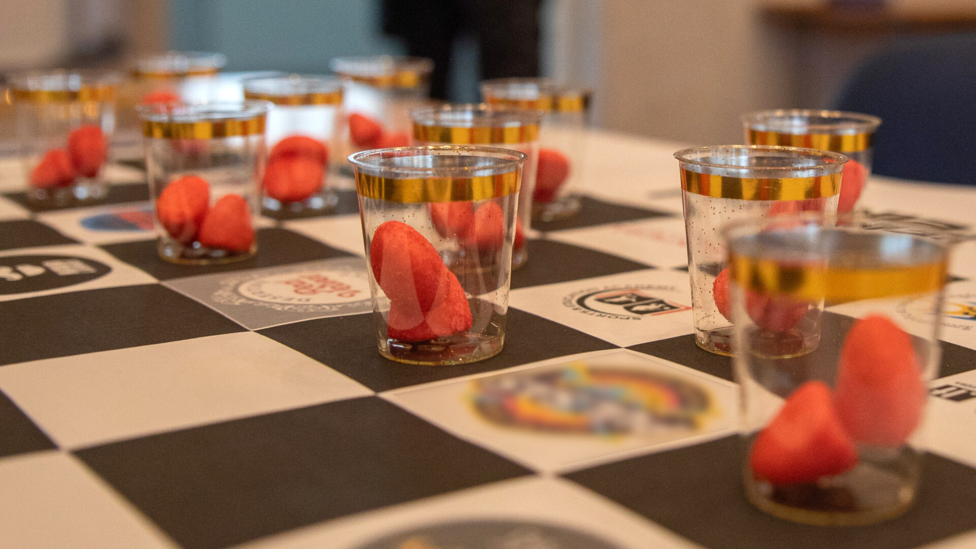 Turnyro dalyvių atsivežtos šaškės stebino išmone – nuo rankų darbo sausainių iki pirktinių saldainių, tradicinės baltosios mišrainės ir net sušių. Ta FoTo nuotr.