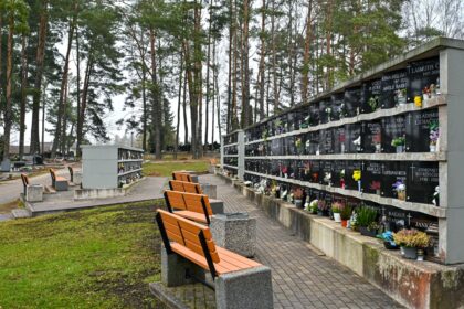 Po laidotuvių kapinėse retai bematyti kalnai vainikų, krepšelių ir gėlių. Jaunesnioji karta išlydint mirusįjį linkusi akcentuoti ne gausumą ir praradimo skausmą, o šviesius prisiminimus apie velionį. G. KARTANO nuotr.