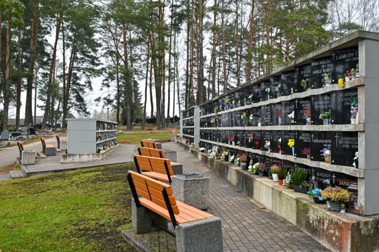 Po laidotuvių kapinėse retai bematyti kalnai vainikų, krepšelių ir gėlių. Jaunesnioji karta išlydint mirusįjį linkusi akcentuoti ne gausumą ir praradimo skausmą, o šviesius prisiminimus apie velionį. G. KARTANO nuotr.