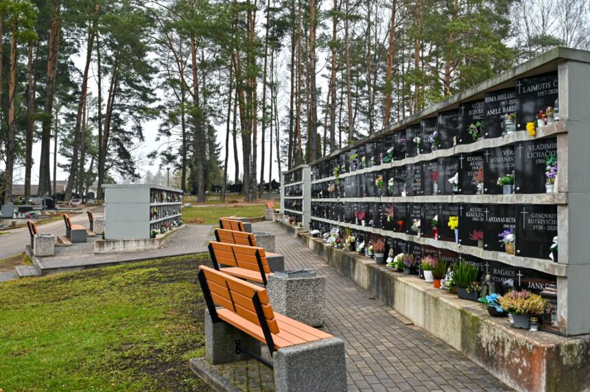 Po laidotuvių kapinėse retai bematyti kalnai vainikų, krepšelių ir gėlių. Jaunesnioji karta išlydint mirusįjį linkusi akcentuoti ne gausumą ir praradimo skausmą, o šviesius prisiminimus apie velionį. G. KARTANO nuotr.
