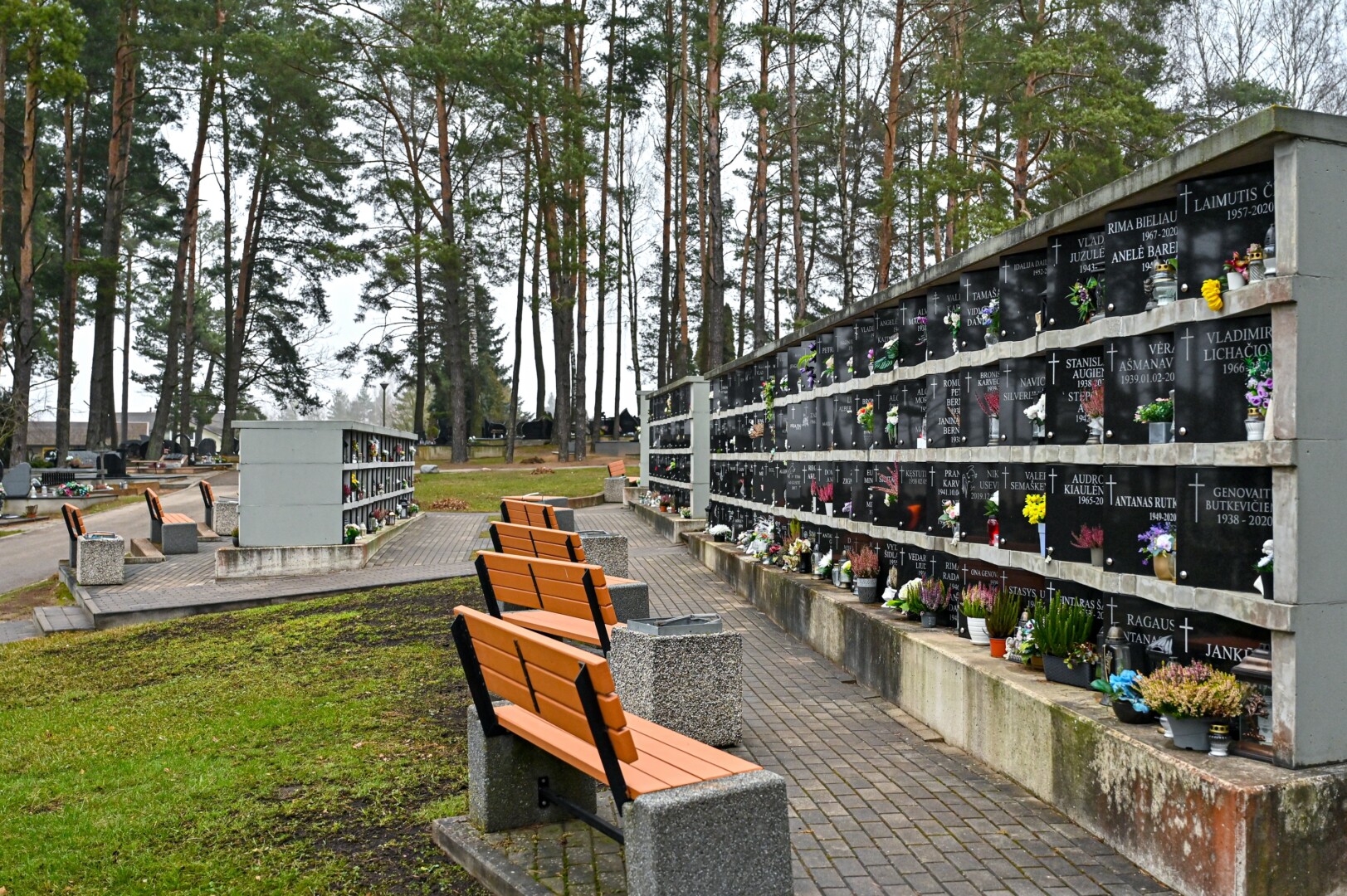 Po laidotuvių kapinėse retai bematyti kalnai vainikų, krepšelių ir gėlių. Jaunesnioji karta išlydint mirusįjį linkusi akcentuoti ne gausumą ir praradimo skausmą, o šviesius prisiminimus apie velionį. G. KARTANO nuotr.