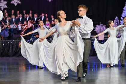 Baigiantis sausiui Panevėžio Juozo Balčikonio gimnazijos bendruomenė panevėžiečius tradiciškai pakvietė į eleganciją ir grožiu užburiantį renginį – šokių vakarą „Sidabrinė naktis“.