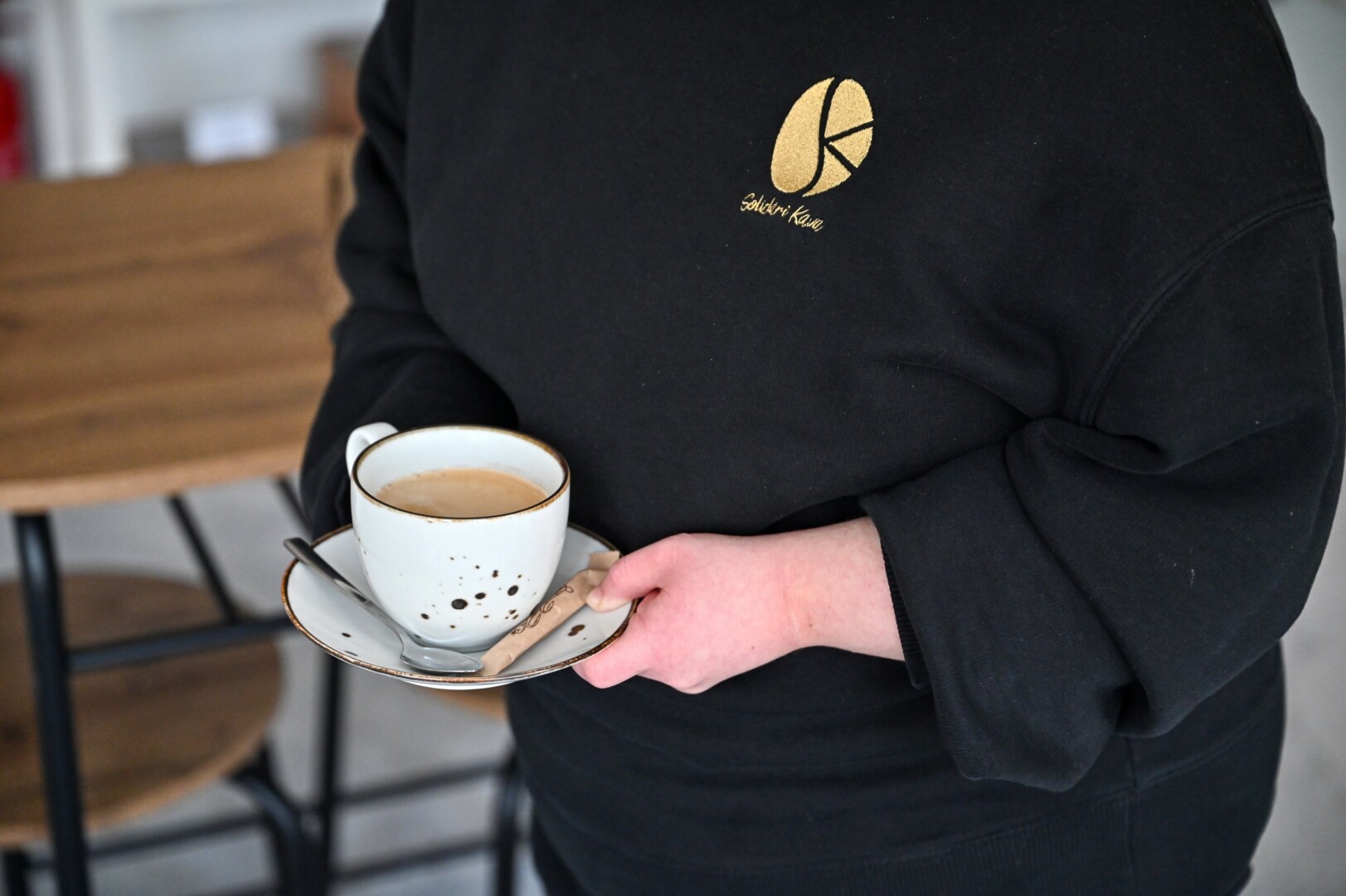 Išskirtinėje kavinėje lankytojus aptarnaudavo dešimt žmonių su negalia. Jų mėnesio atlyginimas siekia 50 eurų, mokamų taip pat iš projekto lėšų. G. KARTANO nuotr.