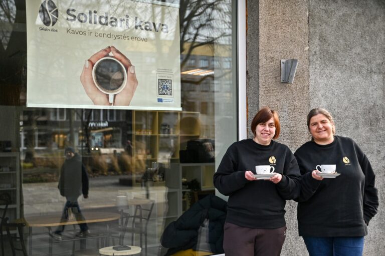 Lietuvoje vieniems po kitų užsidarant kavinėms bei restoranams, prieš pusmetį Panevėžio centre atidaryta kavinė „Solidarumo kava“ dėl savo ateities užtikrinta.