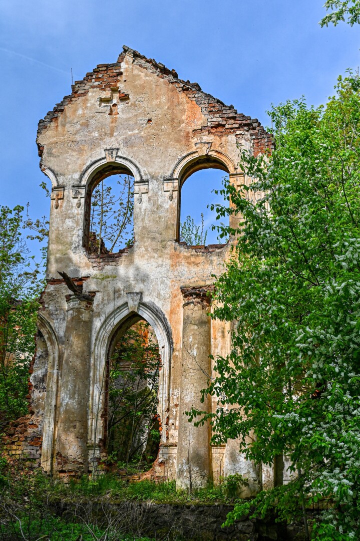 Mitriūnų dvaro griuvėsiai. Vietovė žinoma nuo XVI a. XVIII a. pab.–XIX a. pr. dvarą valdė Koriznos. XIX a. vid. dvarą įsigijo ir 1855 m. jį perstatė Napoleonas Juozapas Savickis. Paskutinis šios giminės dvaro savininkas Vaclovas Savickis 1941 m. ištremtas į Sibirą. Sovietmečiu sunykęs dvaras sugriautas apie 1992 m. G. KARTANO nuotr. 