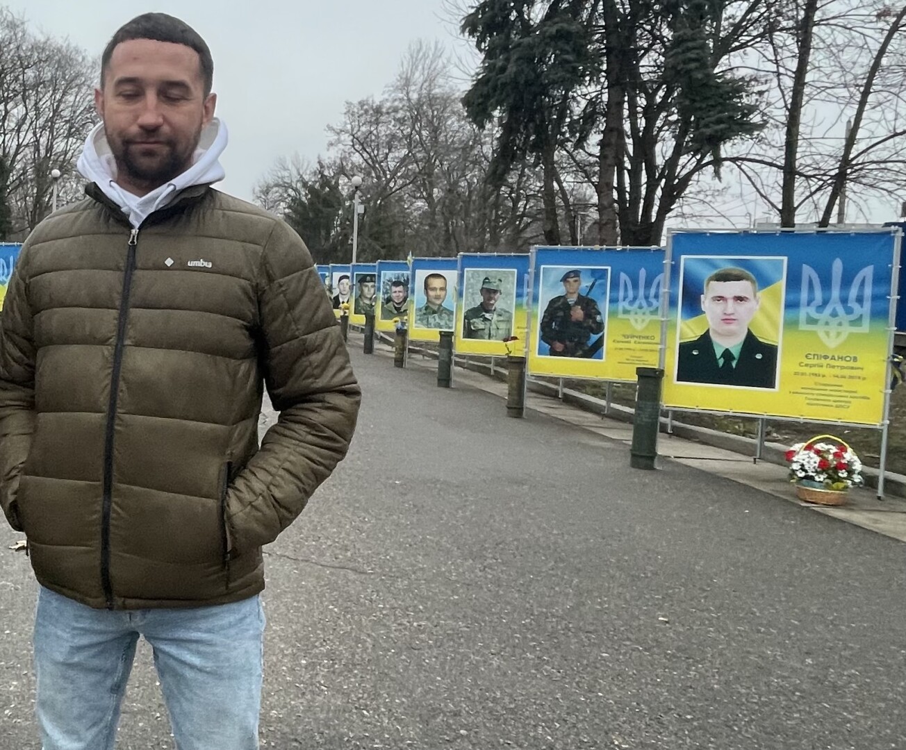 Didvyrių alėjoje Zolotonošoje Romanas liūdi dėl kare žuvusių gimto miestelio gyventojų. E. BUTRIMO nuotr.