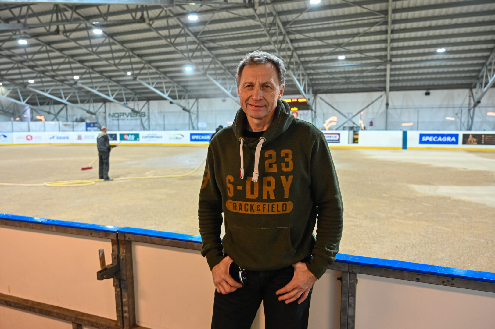 Nuo gruodžio 13-osios, kai atsidarė ledo arena, joje apsilankė apie tris tūkstančius žmonių. Artūro Blažinsko nuomone, jei būtų galima išsinuomoti pačiūžas vietoje, norinčiųjų išbandyti ledą srautas išaugtų beveik perpus. P. ŽIDONIO nuotr.