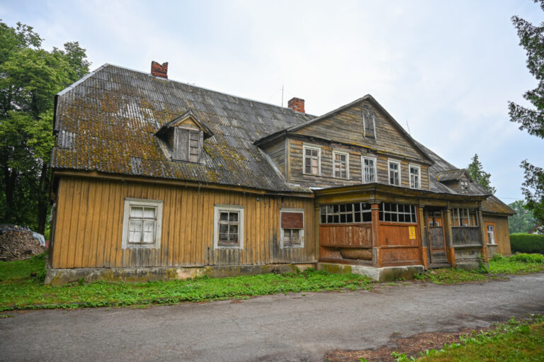 Rajono Savivaldybė rengiasi kreiptis į teismą dėl Liberiškio dvaro gyvenamojo namo pripažinimo bešeimininkiu.