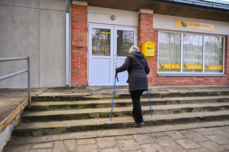 Panevėžyje, Rožyno individualių namų mikrorajone veikiantis Lietuvos pašto skyrius – pavojingas. Taip tvirtina panevėžietė, kurios garbaus amžiaus tėtis, atėjęs susimokėti mokesčių, pargriuvo ant gerokai nutrupėjusių į pastatą vedančių laiptų.