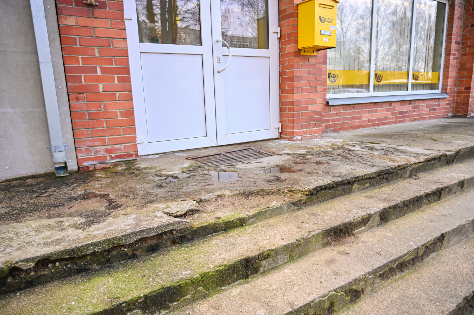 Rožių gatvėje esančio Lietuvos pašto skyriaus laiptai išties pavojingi. P. ŽIDONIO nuotr.