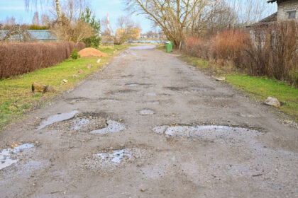 Netoli išpuoselėtos „Ekrano“ marių pakrantės besidriekianti Marių gatvė tapusi išbandymų keliu ir pėstiesiems, ir automobiliams.