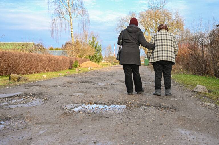 Netoli išpuoselėtos „Ekrano“ marių pakrantės besidriekianti Marių gatvė tapusi išbandymų keliu ir pėstiesiems, ir automobiliams.