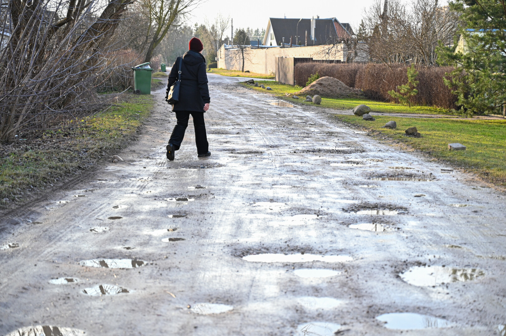 Paėjėjęs Marių gatve būni priverstas plauti ne tik batus ir kelnes, bet ir purvais aptiškusius palto skvernus. P. ŽIDONIO nuotr. 