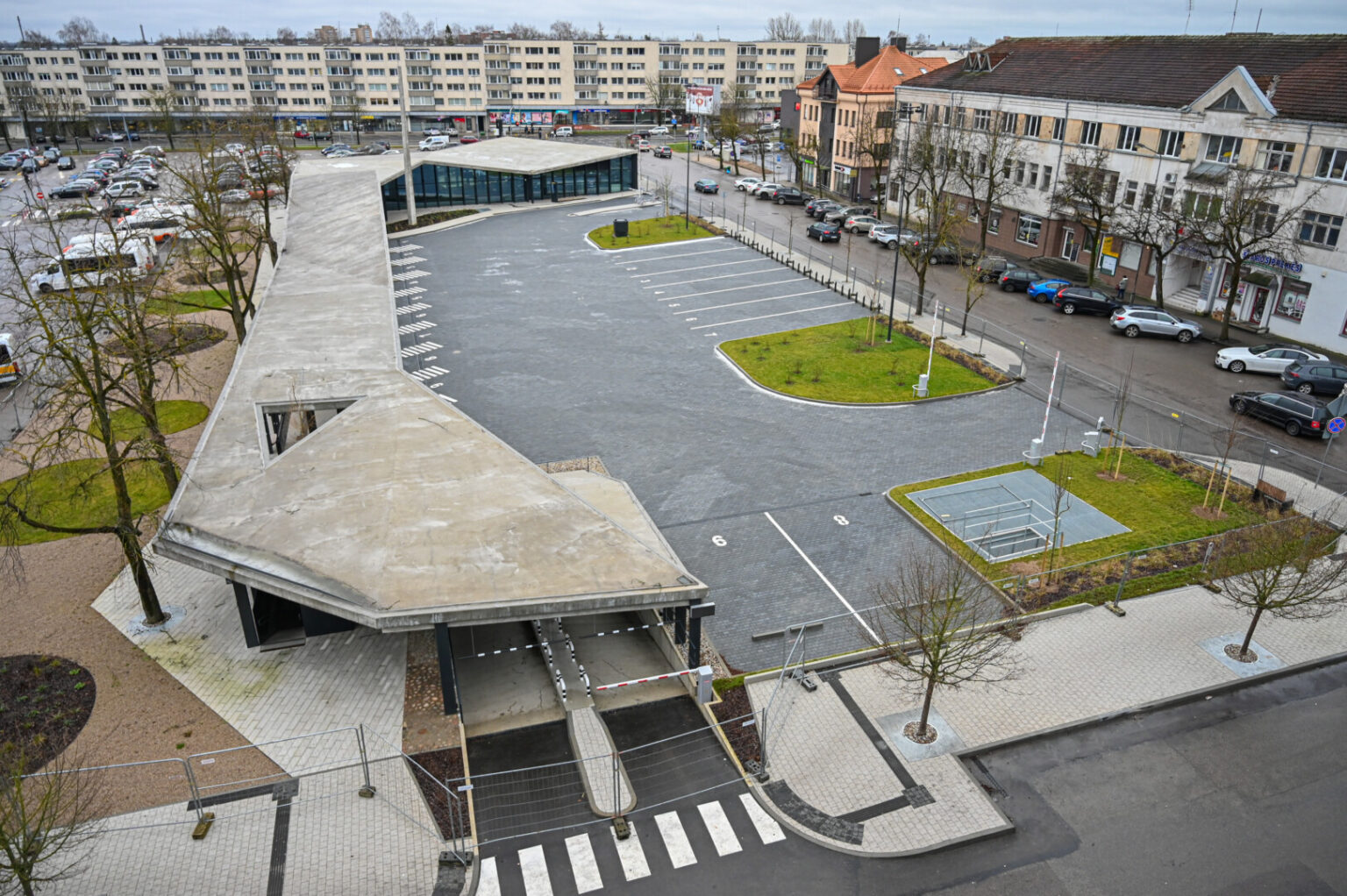 Bene laukiamiausias įvykis Panevėžyje – naujosios autobusų stoties atidarymas. Nors statybininkai iš jos išsikraustė dar praėjusią vasarą, iki šiol naująjį statinį juosia apsauginės tvoros.