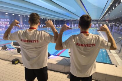 Gimnazijos plaukikai iškovojo aukso medalius