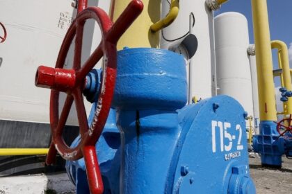 Ukrainai nuo sausio 1 d. sustabdžius rusiškų gamtinių dujų tranzitą į Europą, ekspertai teigia, kad tai lėmė dujų kainų šuolį Europos rinkose.