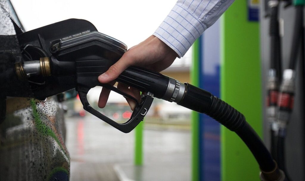 Reikšmingą dyzelino kainos didėjimą nuo šių metų pradžios jau pajutę šalies gyventojai turėtų nusiteikti tolimesniam jo brangimui – prognozuojama, kad šių populiariausių Lietuvoje degalų kaina kasmet stabiliai stiebsis į viršų ir 2030-aisiais gali pasiekti 2,5 euro už litrą. 