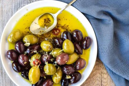 Alyvuogės nėra nei uogos, nei daržovės – tai amžinai žalių medžių, kurių suskaičiuojama daugiau nei šešios dešimtys rūšių, vaisius.