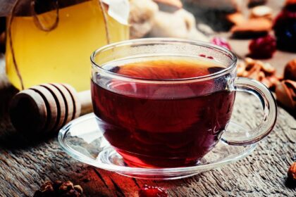 Puodelis aromatingos juodosios arbatos atgaivina kūną ir sielą.