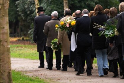 Mirusiojo artimieji nuo šių metų pradžios gauna 120 eurų didesnę laidojimo išmoką.