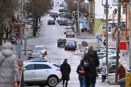 Lyg iš gausybės rago pastaruoju metu pasipylė skundai dėl Panevėžyje įrengtų lauko reklamų – nublukusiomis, apsilaupiusiomis, o kai kada net ir estetiškai patraukliomis skundžiasi ne tik eiliniai panevėžiečiai.