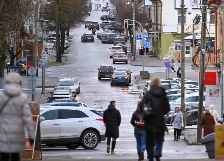 Lyg iš gausybės rago pastaruoju metu pasipylė skundai dėl Panevėžyje įrengtų lauko reklamų – nublukusiomis, apsilaupiusiomis, o kai kada net ir estetiškai patraukliomis skundžiasi ne tik eiliniai panevėžiečiai.
