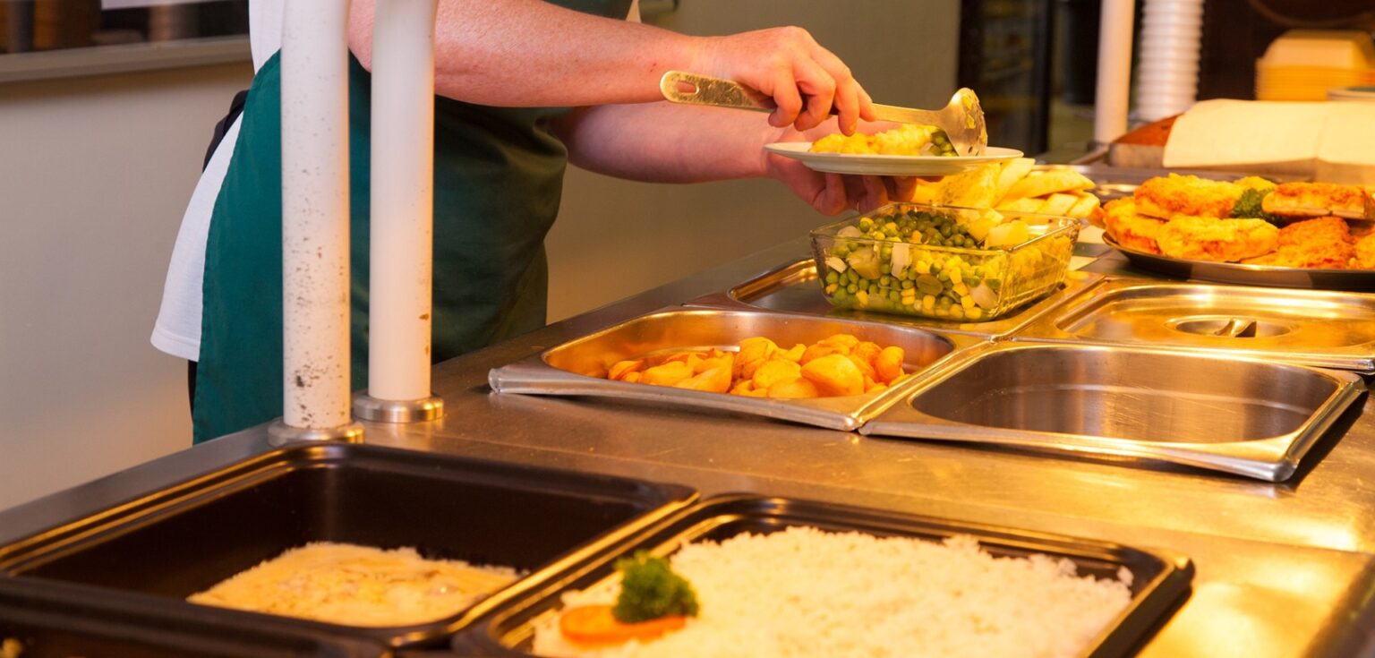 Panevėžyje belikusios vos dvi Savivaldybei priklausančios mokyklos, kurios pačios rūpinasi vaikų maitinimu ir gali sočius pietus pasiūlyti vidutiniškai už du eurus.