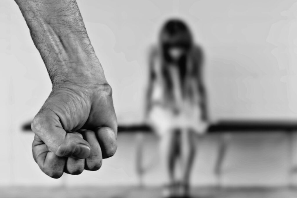 Trečdalis šalies gyventojų ausies užsukimo vaikui nelaiko viena iš smurto išraiškų, o beveik pusė jų sako, kad liktų abejingi, matydami parduotuvėje tėvų purtomą vaiką, atskleidė penktus metus Valstybės vaiko teisių apsaugos ir įvaikinimo tarnybos inicijuota reprezentatyvi visuomenės apklausa.