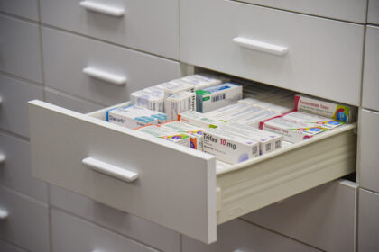 Grėsmingai augant sergamumui peršalimo ligomis, vaistinėse ima trūkti antibakterinių vaistų.