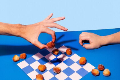 Ėriškiečiai kuria naują tradiciją Panevėžio rajone. Jau antrus metus iš eilės rengia suvalgomų šaškių turnyrą. Pernai toks renginys sulaukė nemenko susidomėjimo, o organizatoriai neatmeta ateityje siekti ir rekordo.