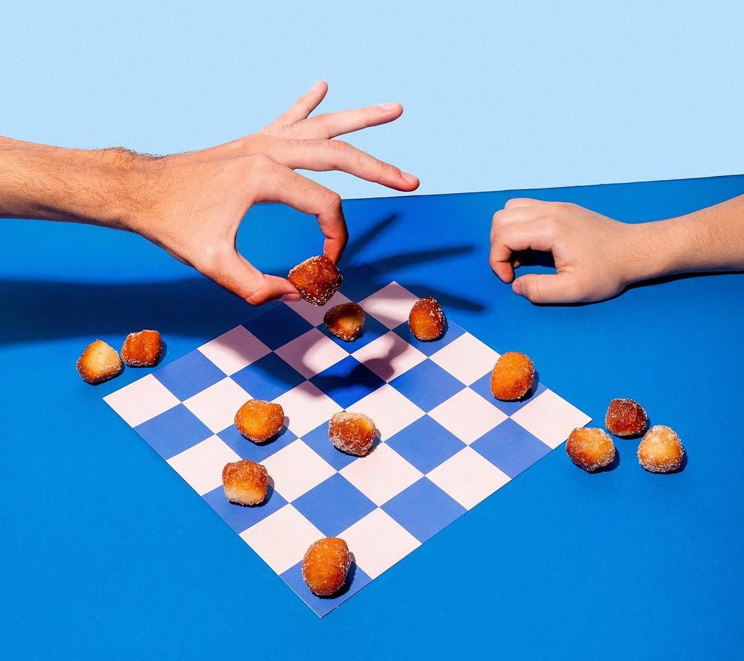 Ėriškiečiai kuria naują tradiciją Panevėžio rajone. Jau antrus metus iš eilės rengia suvalgomų šaškių turnyrą. Pernai toks renginys sulaukė nemenko susidomėjimo, o organizatoriai neatmeta ateityje siekti ir rekordo.