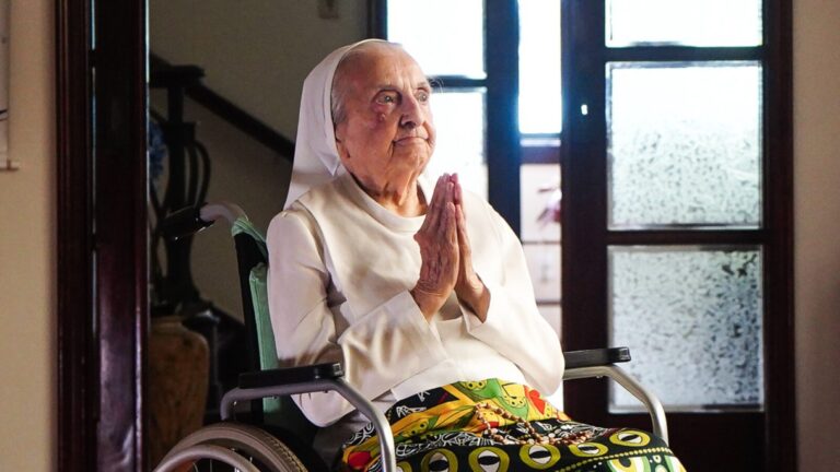 Sesuo Inah Kanabarro Lucas, vienuolė iš Brazilijos, gimusi 1908 metų birželio 8 dieną, buvo pripažinta vyriausiu pasaulio žmogumi po ankstesnės rekordininkės – Tomiko Itooki iš Japonijos – mirties.