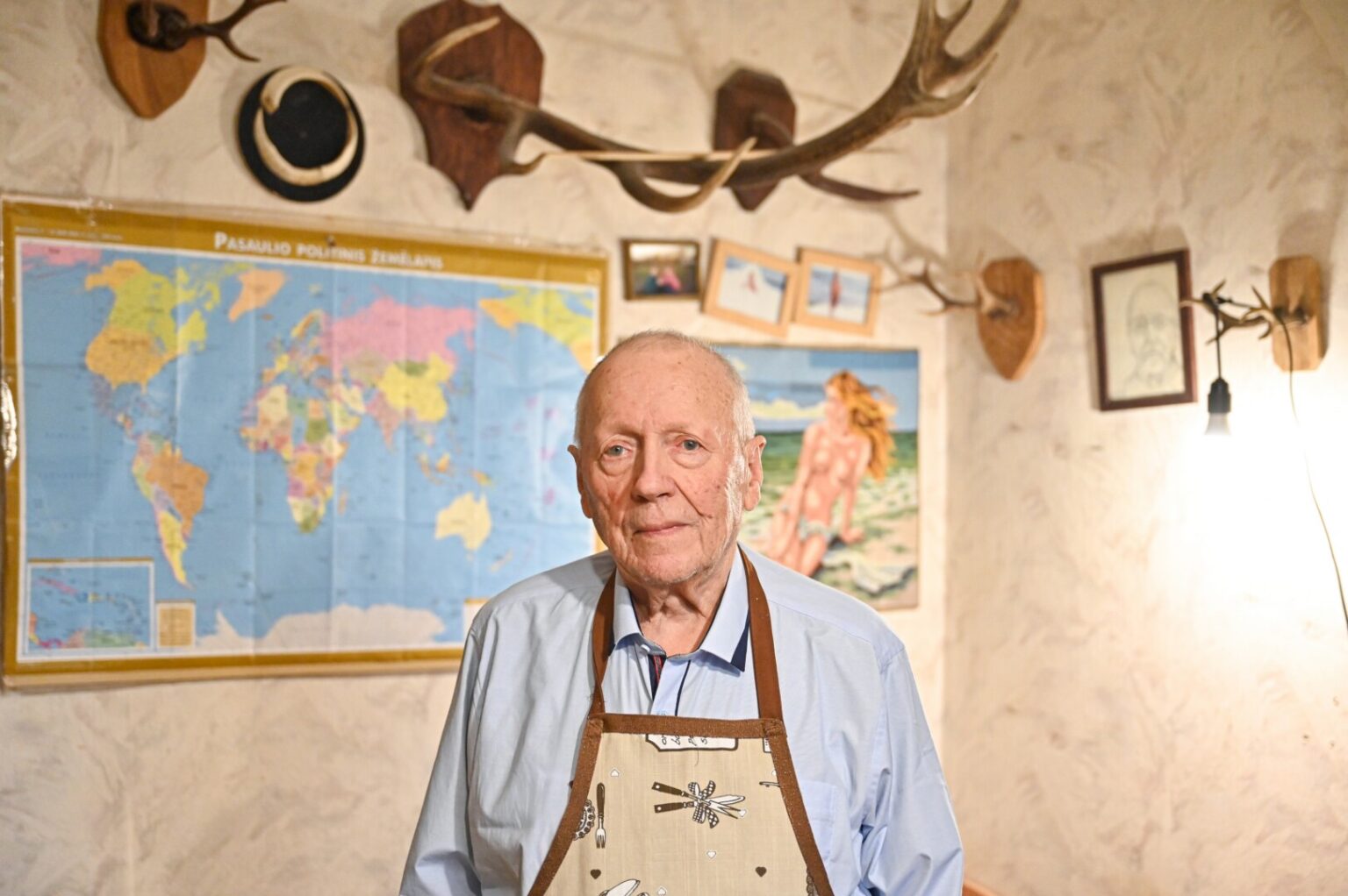 Panevėžietis Jonas Giedrys sulaukęs 88-erių pats sau netikėtai tapo prijuosčių siuvėju. Ir dar kokių! Dailiausiai sukirptų, išpuoštų aplikacijomis.