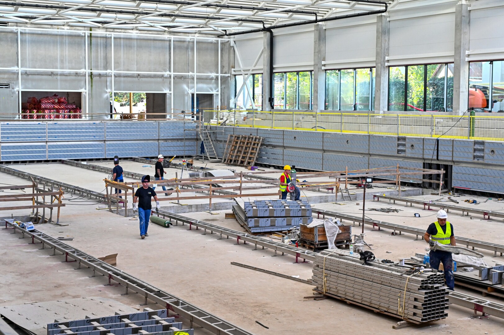 Skubėti statybininkus verčia ir tai, kad šiuo metu didžiulės įrengiamo baseino patalpos jau šildomos, o už šildymą moka rangovas. T. STANIKŪNO nuotr.