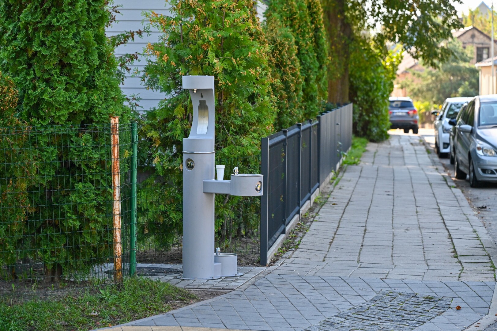 Vietoj naikinamų vandens kolonėlių mieste atsiranda stacionarios gertuvės, kurios miestiečius gelbės karštomis dienomis. G. KARTANO nuotr.
