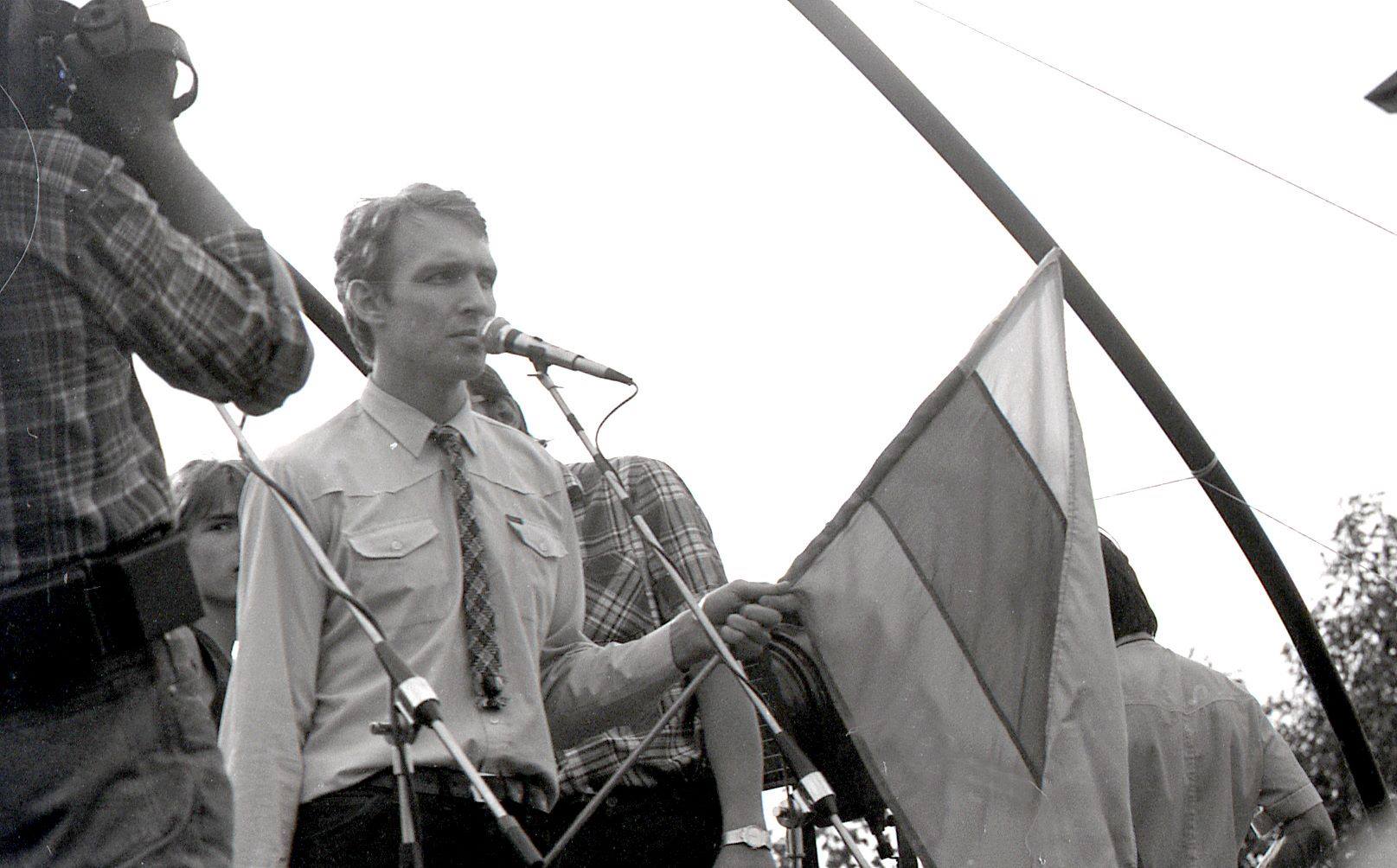 Po pirmuoju visuomenės sujudinimu tapusio mitingo Vilniuje 1987-ųjų rugpjūtį beveik metams – iki Sąjūdžio įsikūrimo – stojo savotiškas stilius. Vienintelis svarbus dalykas, istoriko Algimanto Kasparavičiaus vertinimu, buvo olimpinio čempiono, filosofo dr. Arvydo Juozaičio 1988 metų balandį perskaitytas garsusis pranešimas apie politinę kultūrą. (Romualdo Baliūno/ Tauragės krašto muziejaus „Santaka“ fondų nuotraukoje – Arvydas Juozaitis Roko maršo koncerte Tauragėje 1988-ųjų vasarą.)