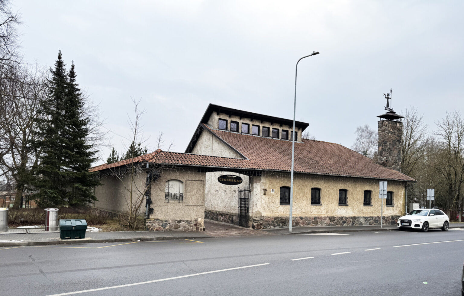 Panevėžys negali pasigirti cariniais laikais statytų pastatų gausa. Visgi miesto centre matyti tokių dar XIX amžiaus liudininkų. Viename jų – buvusiame Jono Balčikonio name – dabar įsikūręs alaus baras.