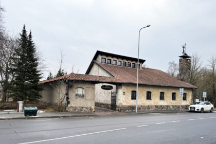 Panevėžys negali pasigirti cariniais laikais statytų pastatų gausa. Visgi miesto centre matyti tokių dar XIX amžiaus liudininkų. Viename jų – buvusiame Jono Balčikonio name – dabar įsikūręs alaus baras.