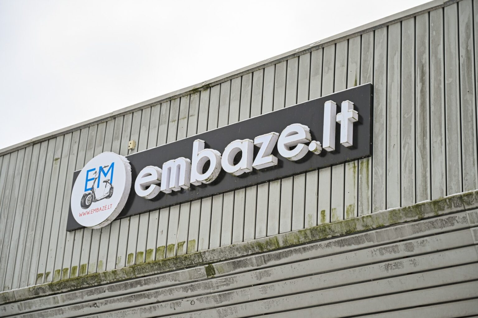 Daugybė panevėžiečių, susigundžiusių pigiau įsigyti elektrinius dviračius iš Panevėžyje dviračių ir paspirtukų nuoma, pardavimu bei remontu užsiimančios mažosios bendrijos „Embazė“, liko prie suskilusios geldos – nei žadėtų dviračių, nei už juos sumokėtų pinigų.