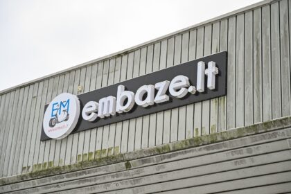 Daugybė panevėžiečių, susigundžiusių pigiau įsigyti elektrinius dviračius iš Panevėžyje dviračių ir paspirtukų nuoma, pardavimu bei remontu užsiimančios mažosios bendrijos „Embazė“, liko prie suskilusios geldos – nei žadėtų dviračių, nei už juos sumokėtų pinigų.