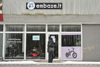 Daugybė panevėžiečių, susigundžiusių pigiau įsigyti elektrinius dviračius iš Panevėžyje dviračių ir paspirtukų nuoma, pardavimu bei remontu užsiimančios mažosios bendrijos „Embazė“, liko prie suskilusios geldos – nei žadėtų dviračių, nei už juos sumokėtų pinigų.